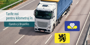 Un camion DAF XF 105 alb cu o remorcă albastră conduce pe o autostradă din Flandra, Belgia. Camionul are sigla „DEJAVIRO” pe lateral și semnul „Noi rate de kilometraj în Flandra și Bruxelles” pe lateral. Semnul face publicitate la noi tarife de kilometraj pentru camioane în Flandra și Bruxelles.